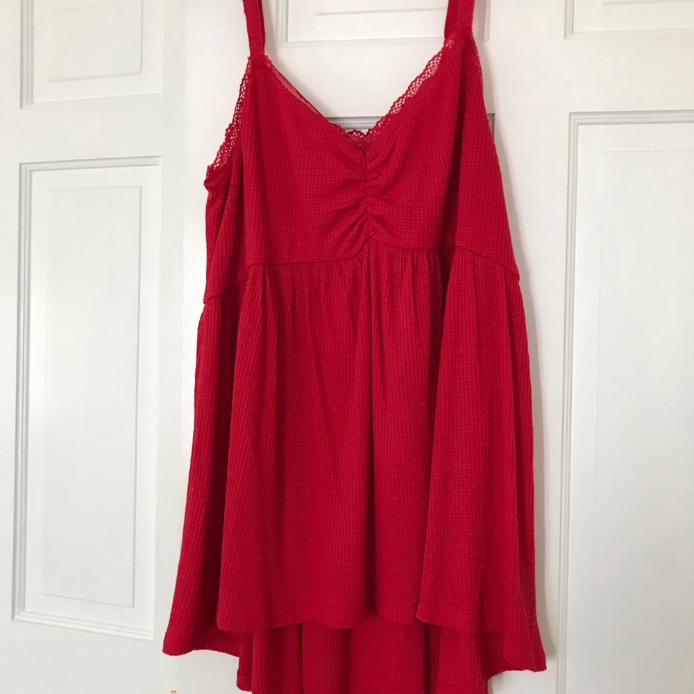 Torrid woman red sleeveless blouse. - Picture 3 of 4